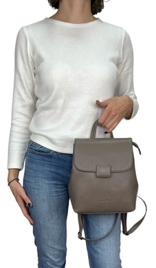 Кожаный рюкзак Karya внутри на два отдела KR6022-51 цвета таупе, Черный, Зернистая