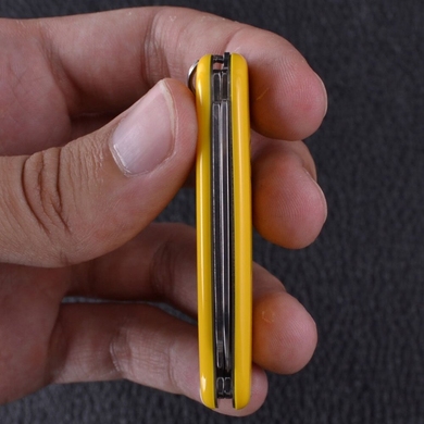 Складной нож-брелок миниатюрный Victorinox Classic SD 0.6223.8 (Желтый)